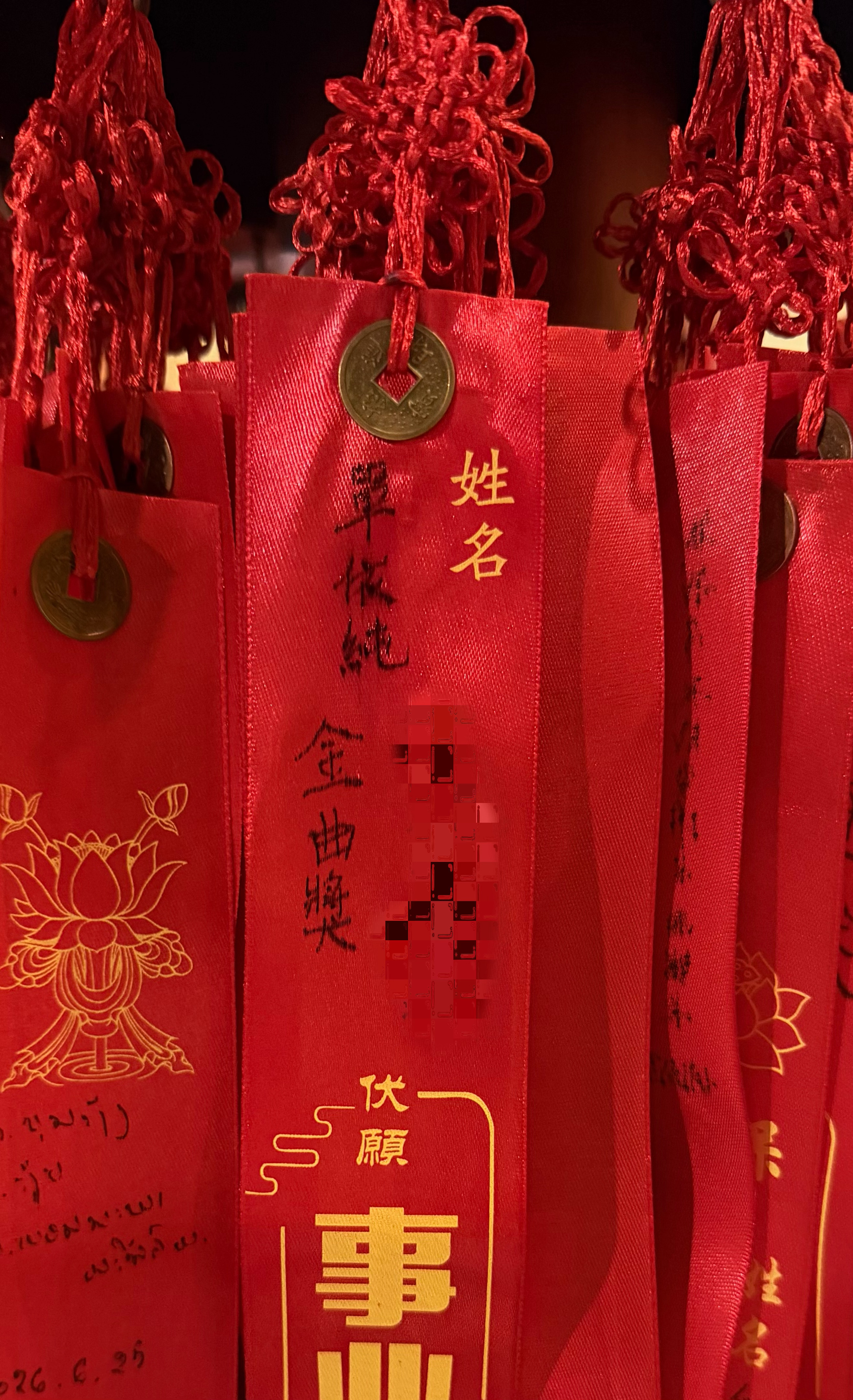 他们说这是广州最灵的寺 娥第一次信这个东西，也是第一次写繁体刚写上去就开始下大雨