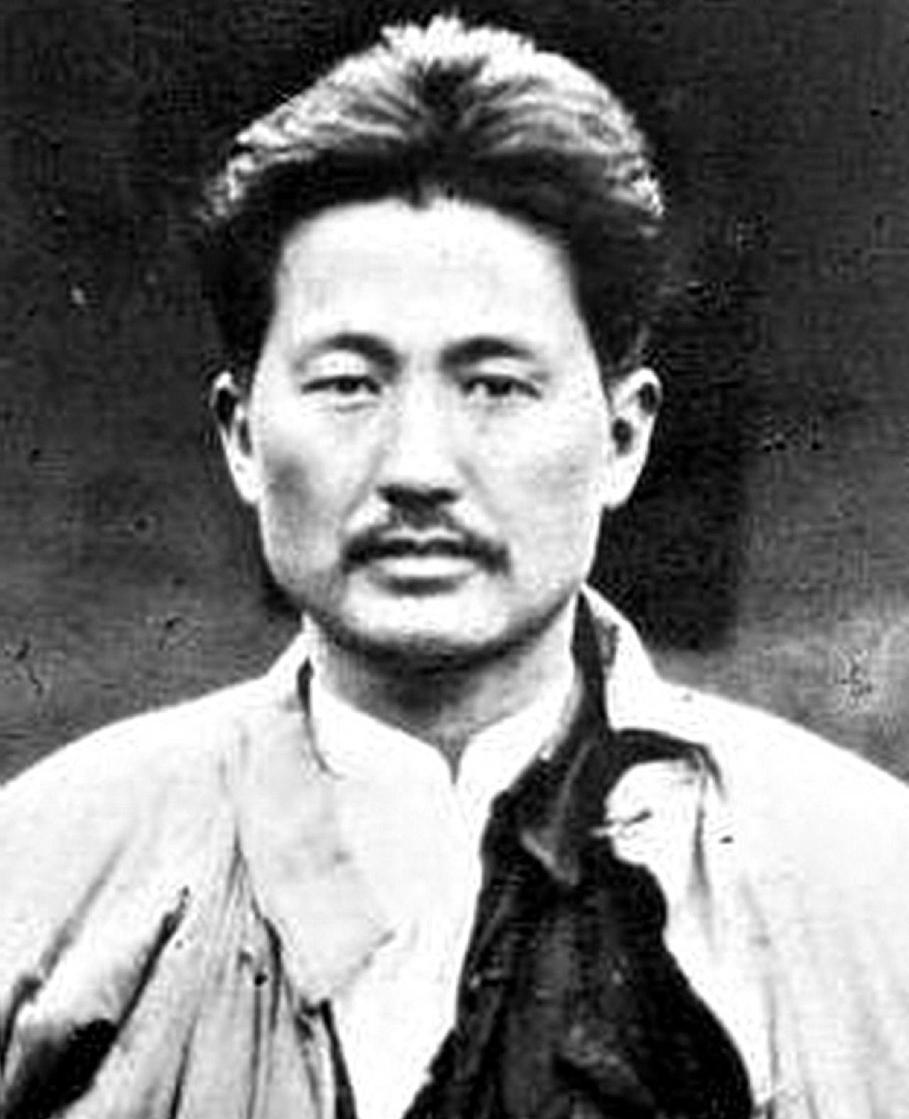 1935年1月，红十军团在怀玉山陷入重围，方志敏与贴身警卫员魏灿发隐蔽在陇首高竹