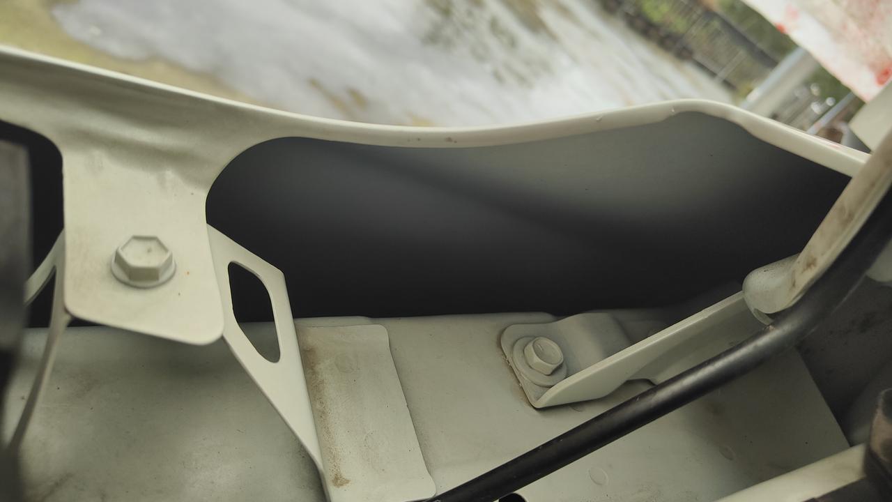 轩逸经典叶子板铁皮厚度估计是0.几毫米
反正就是特别薄和美系德系国产没法比