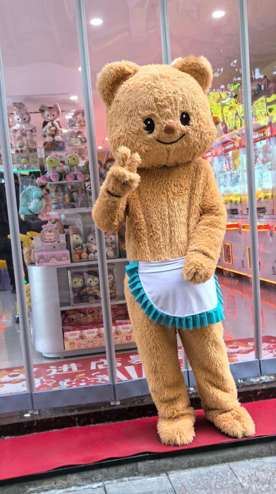 张颂文[超话]  张颂文   今天遇到一个小熊！没有好意思上去合影[笑cry][