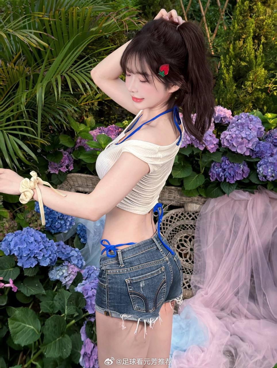 友谊赛性质较为放松，双方锋线天赋极高且进攻风格积极，场面易演变成大开大合的对攻战