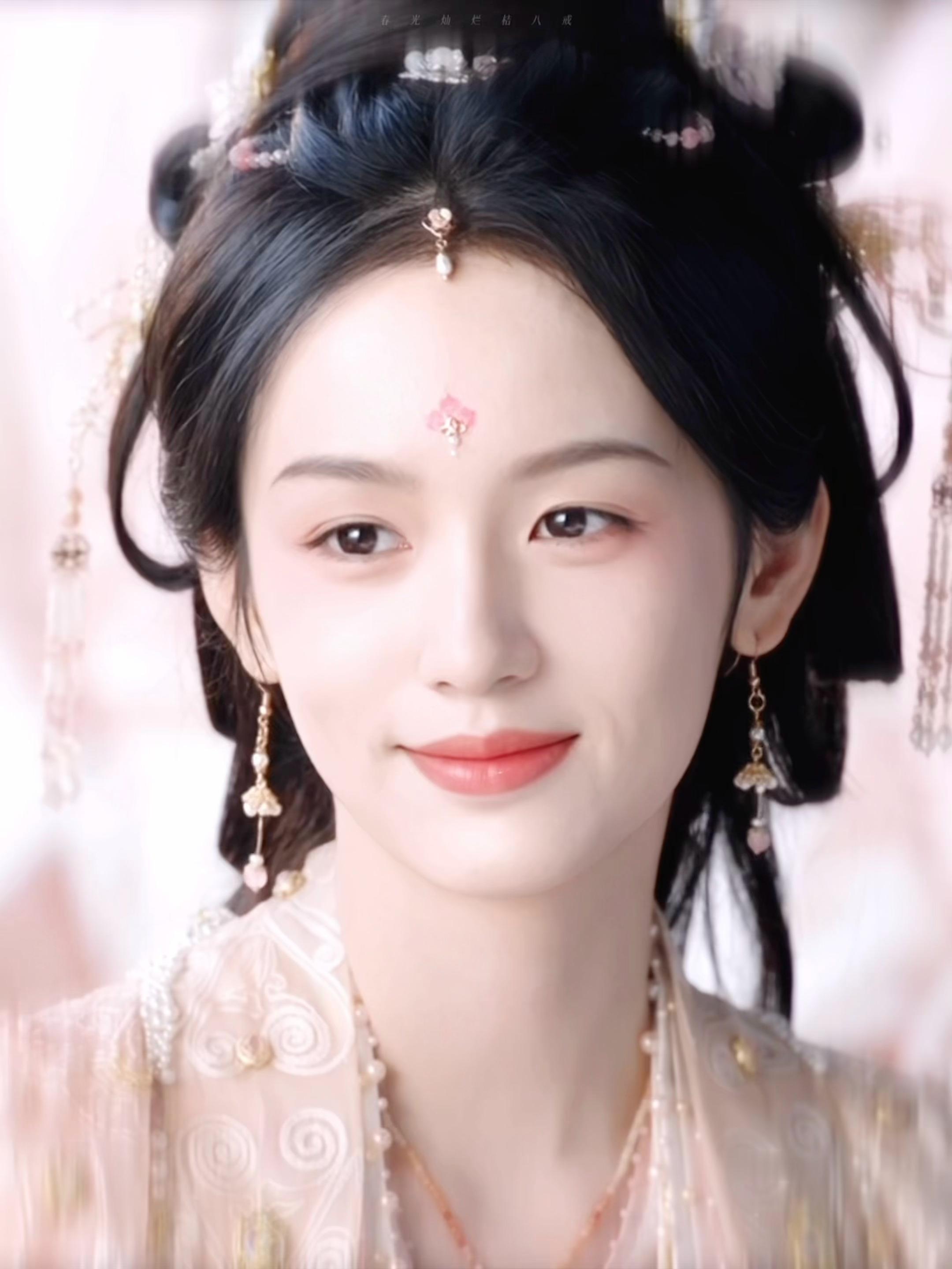 华服严妆的富丽美也适合。看到禾晏这套，“神妃仙子”四个字像误触的弹窗，和暂停时的