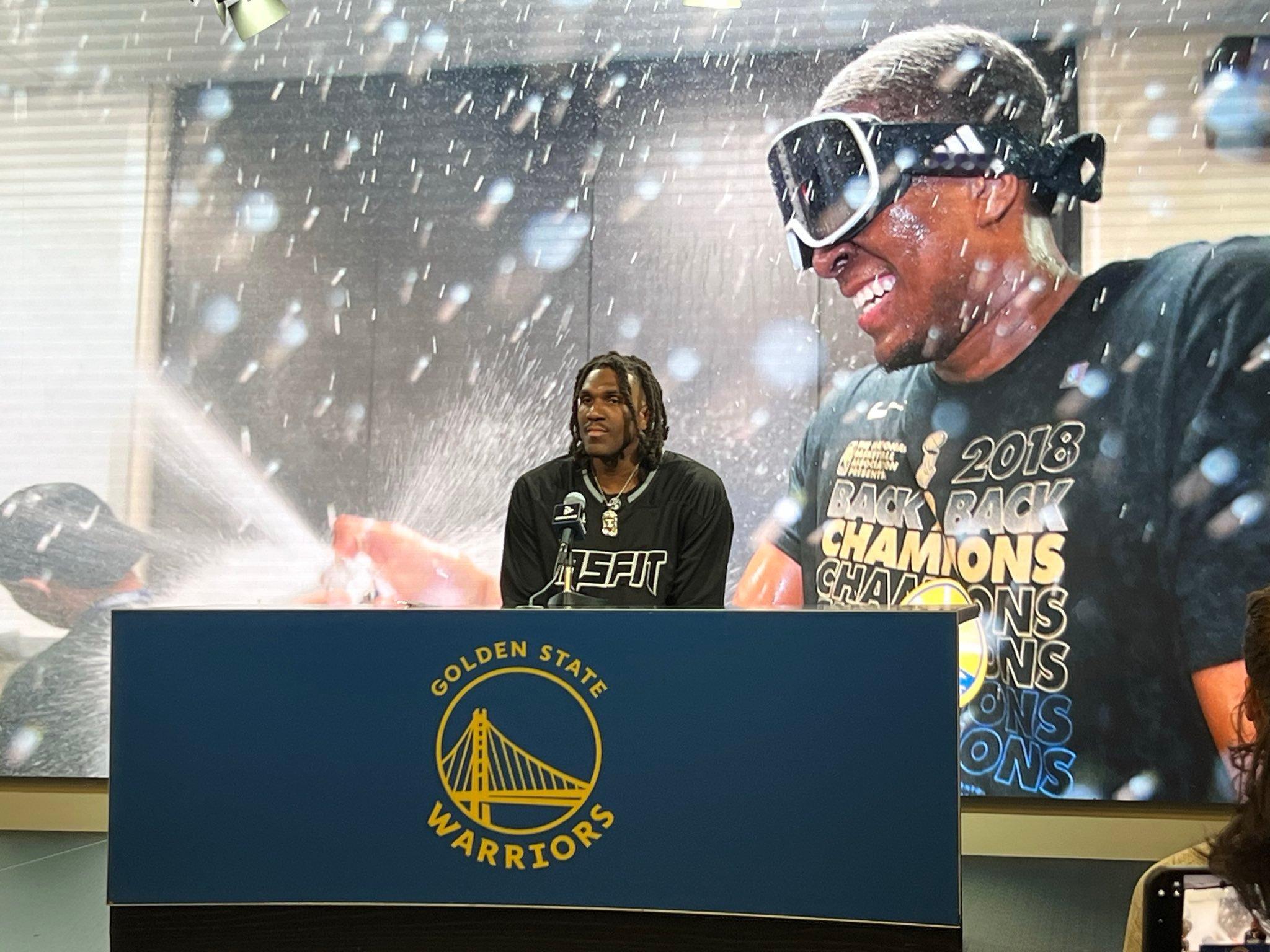 记者：“凯文，你看到了身后那张庆祝夺冠的照片。你说你曾提到过那些总冠军旗帜的事。