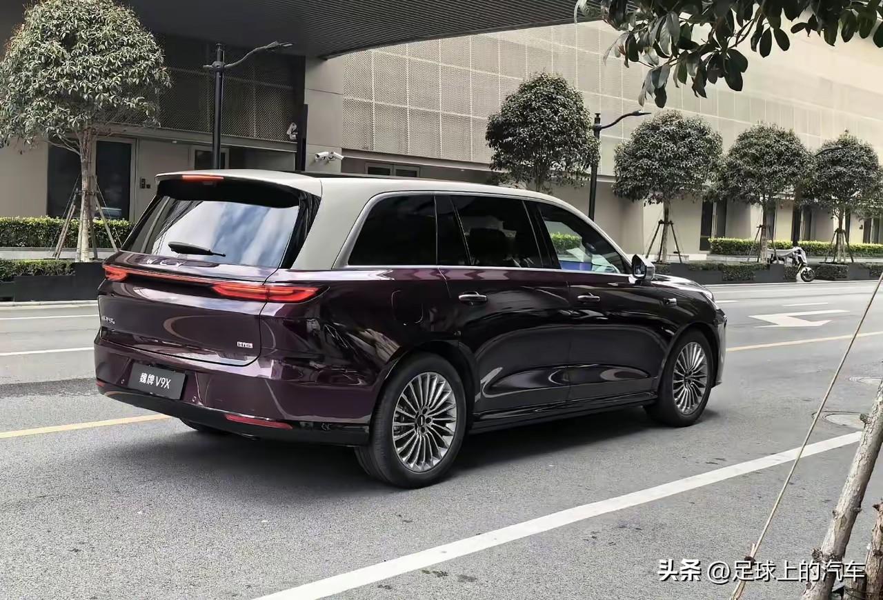 实拍魏牌V9X，5.3米的大6座，辨识度太高了！

今年大6座SUV市场，可以说