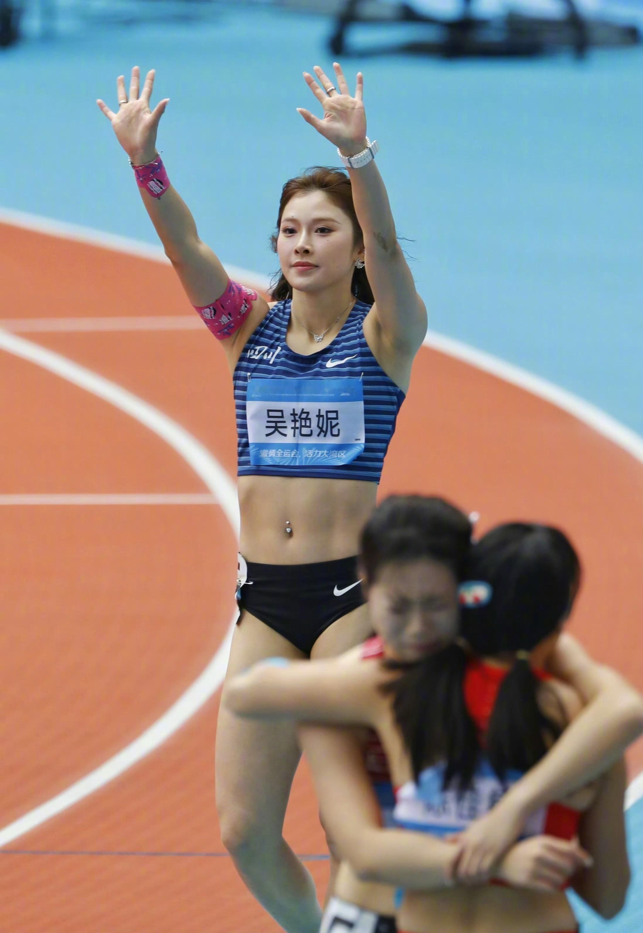 全运会女子100米栏预赛，吴艳妮第三组出发12秒98小组第一，同小组的魏宇慧获得