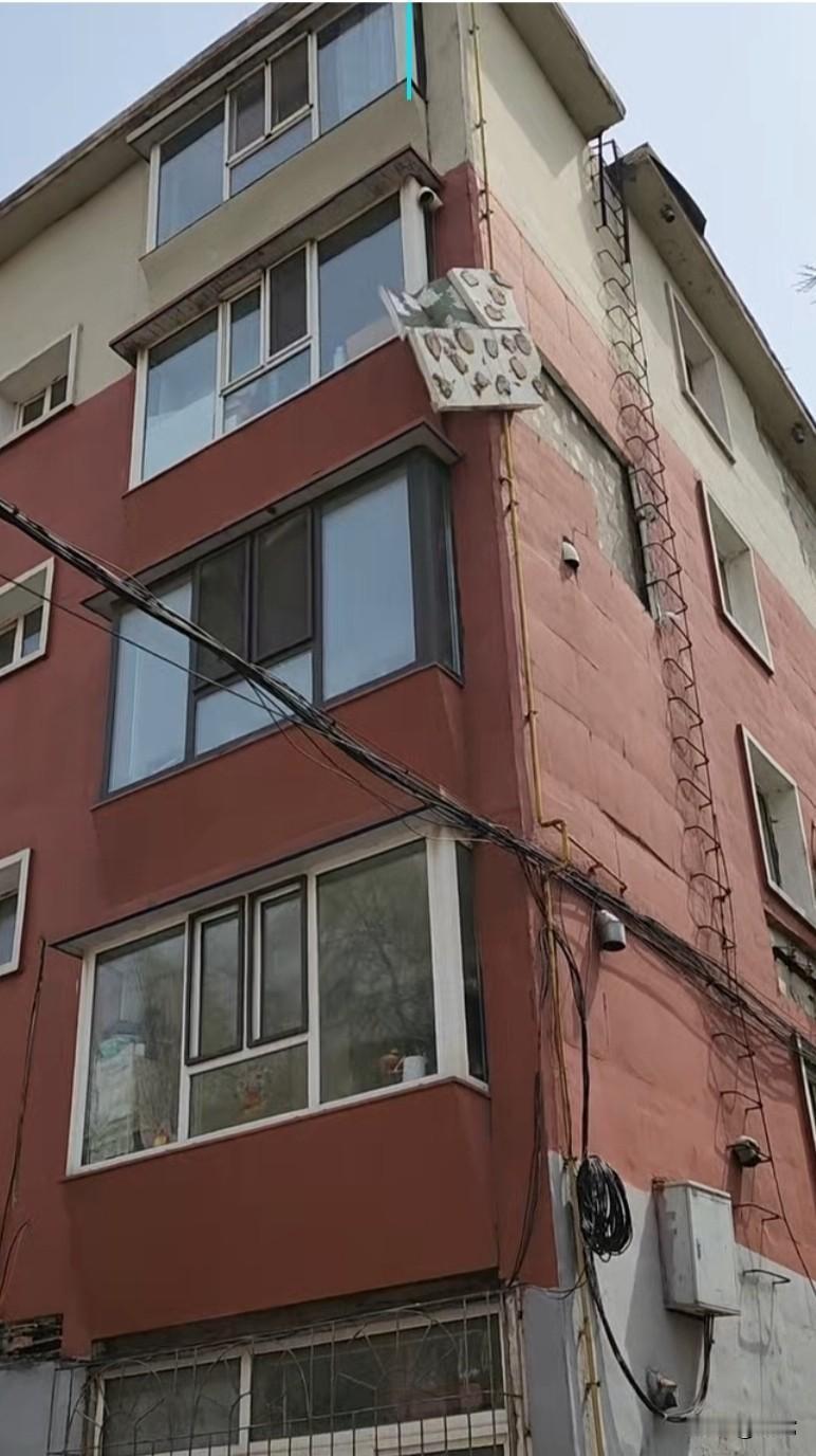 这几天的大风把楼上的保温层刮脱落了，都好几天了，有比这还破的小区吗？
评论区唠唠