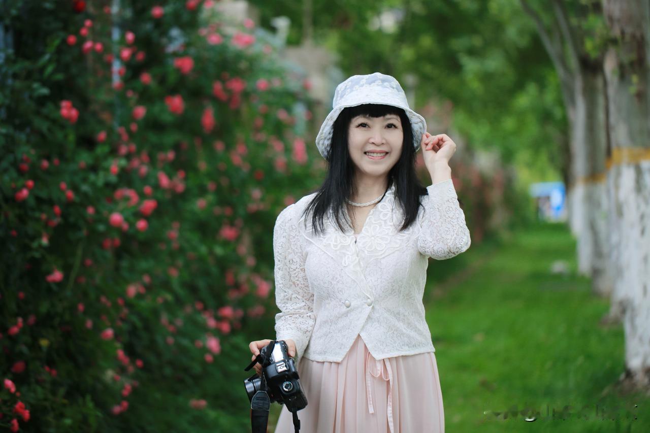 再振臂高喊一次，
这里才是合肥拍蔷薇花的圣地，没有之一[耶]
头条小帅已经无视我