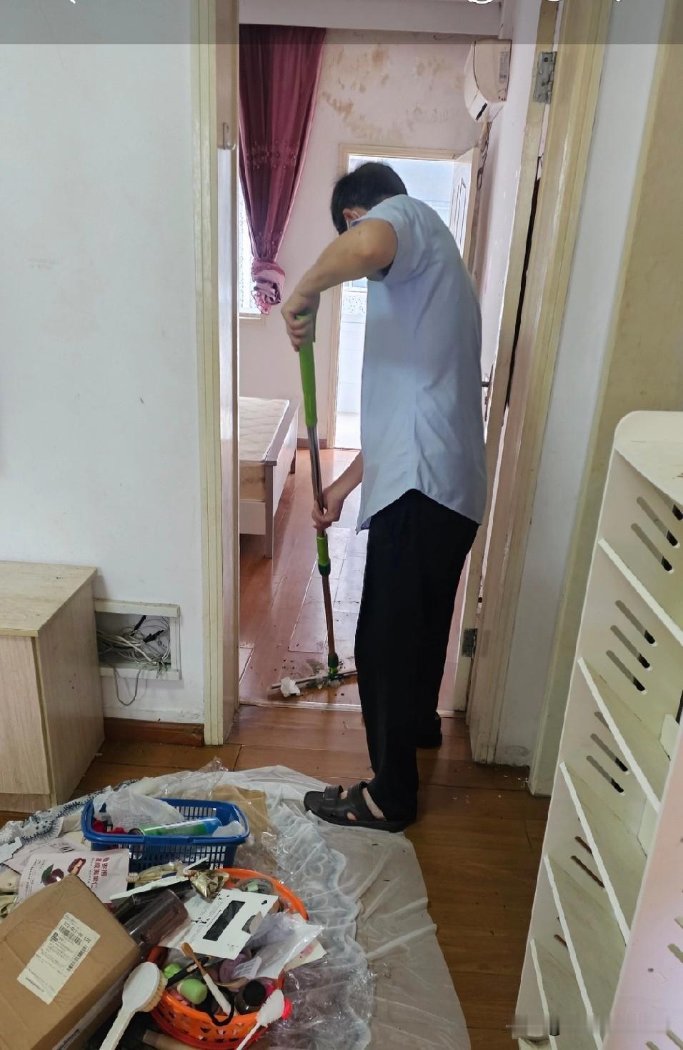 今天上午带着老公一起去打扫出租房了。

我每天忙s了，老公在家闲得慌。

中介老