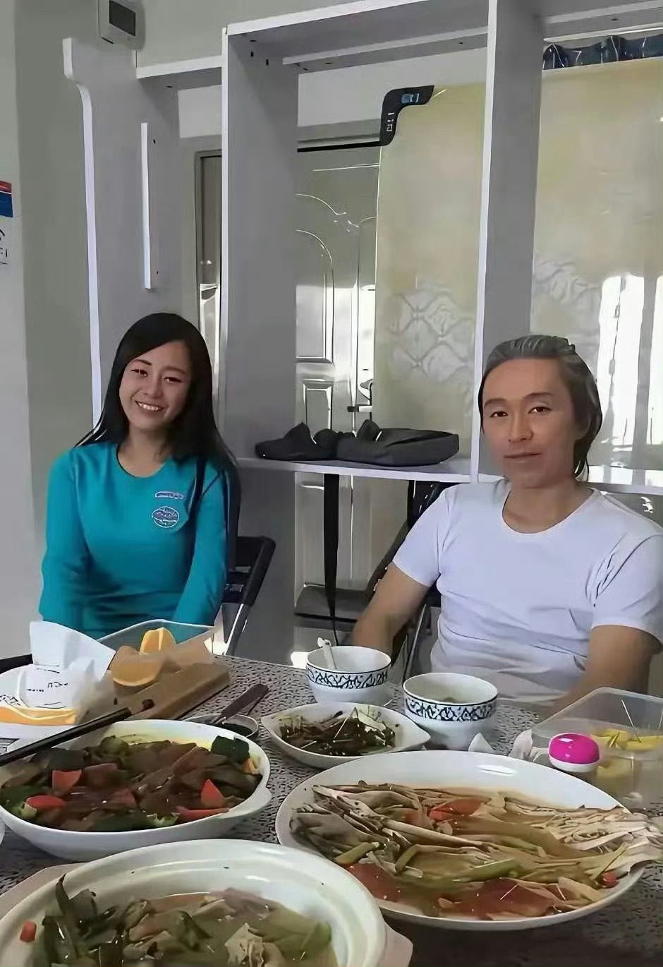明星吃饭都这么讲究的吗，周星驰一个碗吃饭，一个碗喝汤 