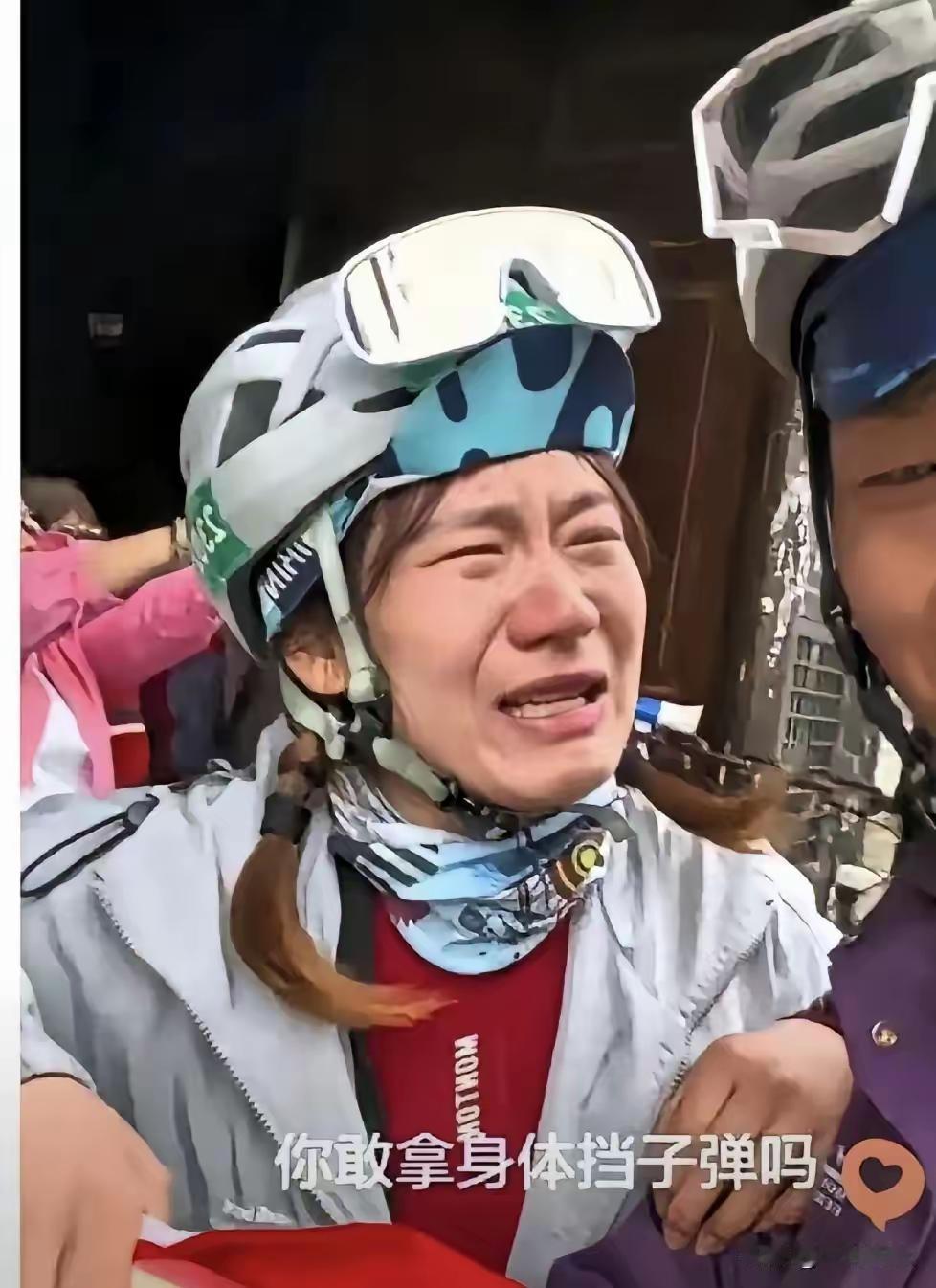 近日！一名女子和老公到四川甘孜旅游时来到了泸定桥上，女子站在桥边突然嚎啕大哭，不