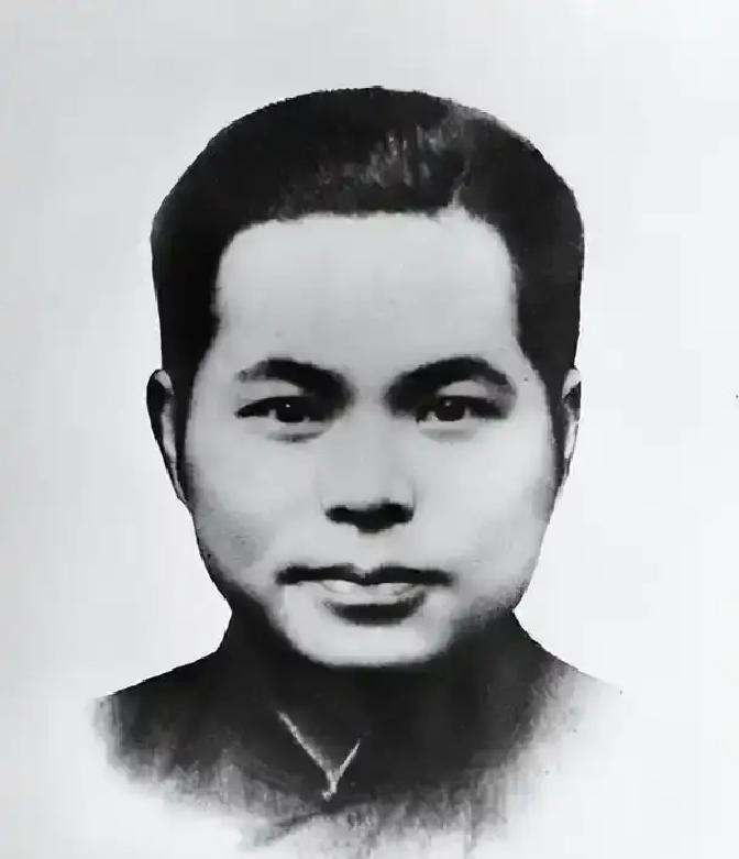 1946年，国军少将趁着夜色，闯进了一个地下党员家里，他用枪顶着地下党员的脑袋，