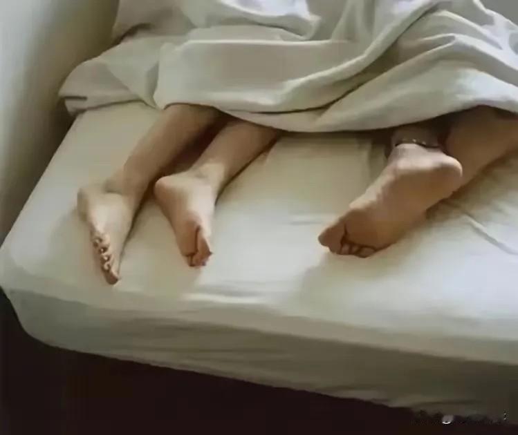 上海，男子从外地赶到一女子处嫖娼，竟然在发生关系时，突然勒住女子的脖子，让女子给