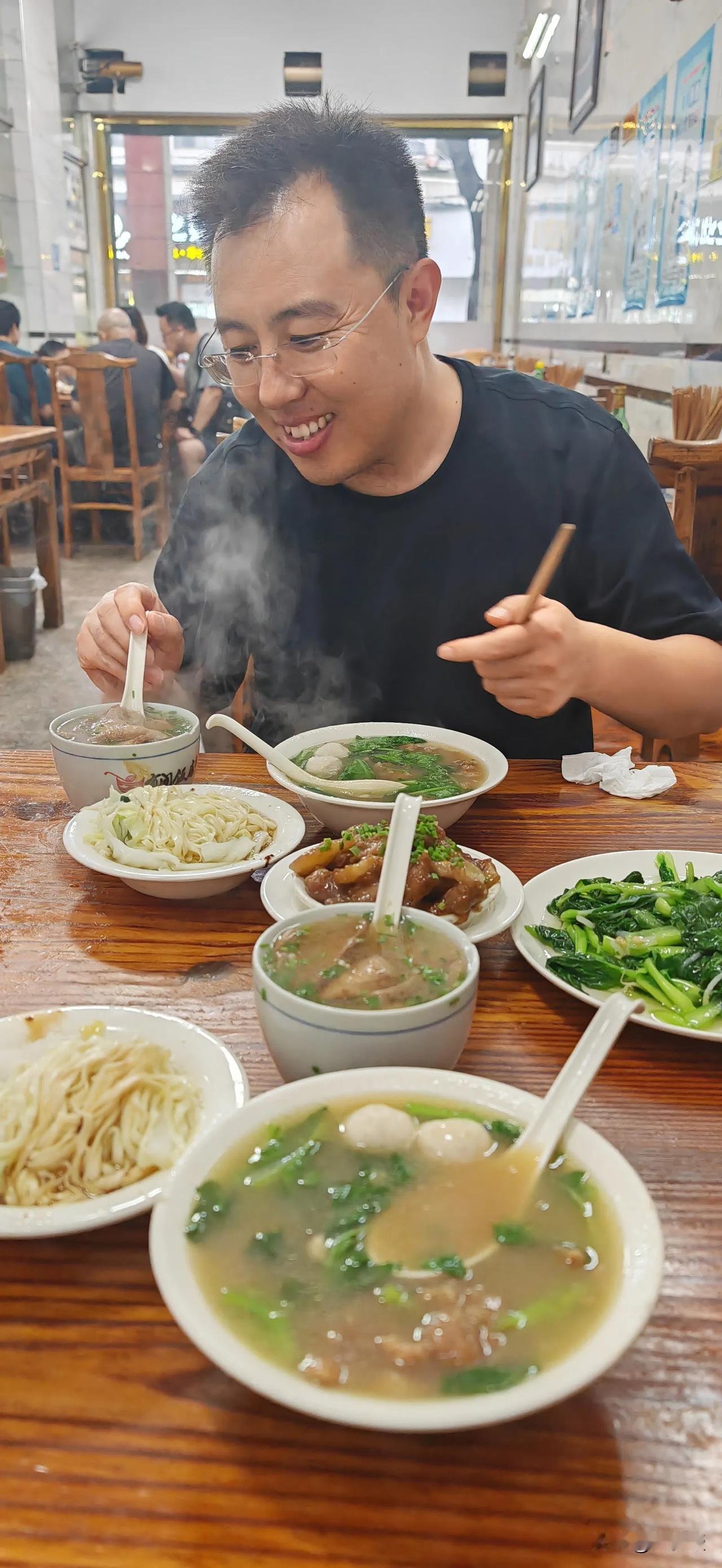 请著名的正教授吃饭
他经常出现在中央电视台《海峡两岸》
这一桌子，一共76块钱
