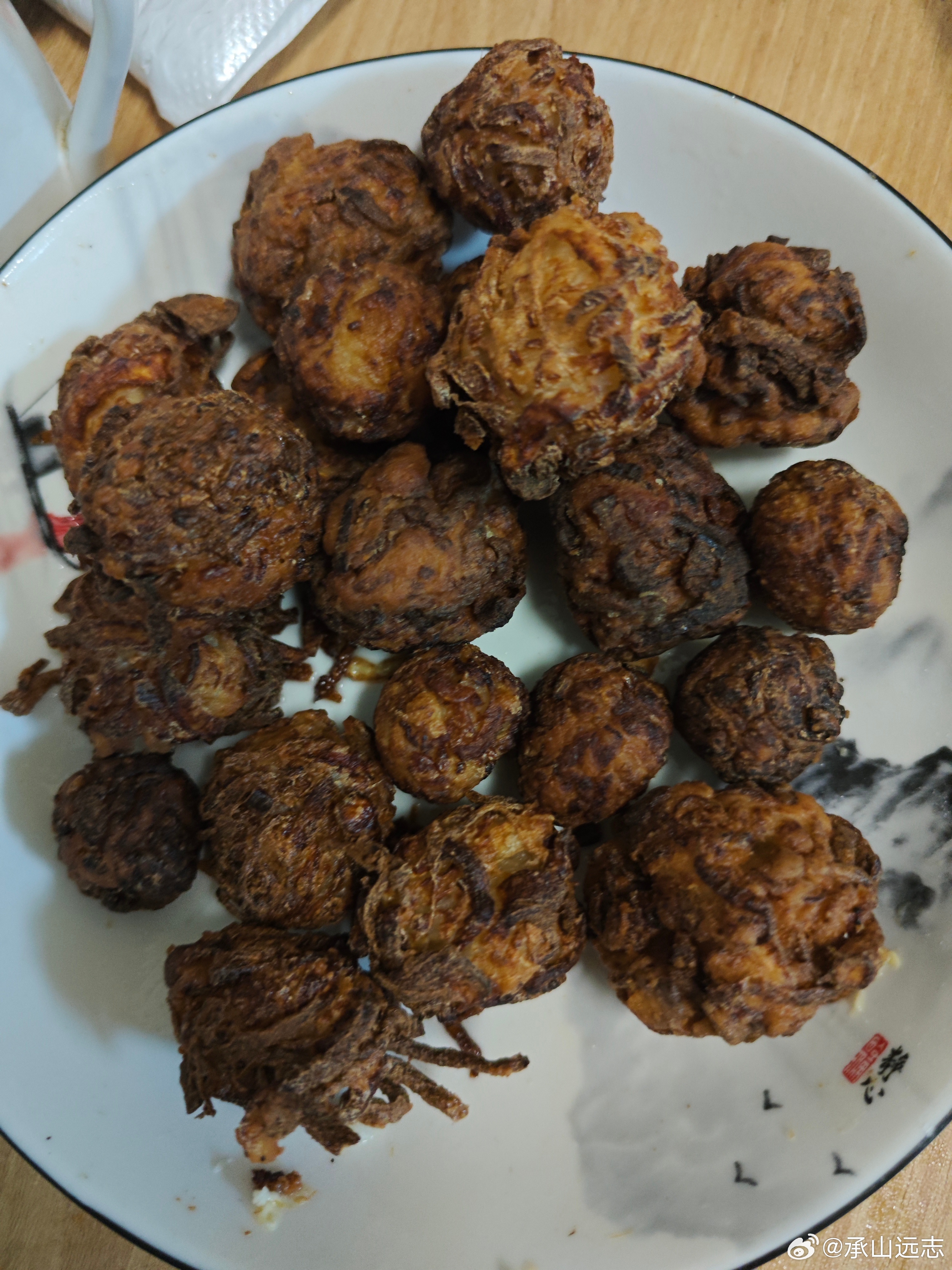 茶油炸萝⺊丸子油温太高，表面糊了。 