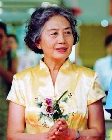 张玉凤，女，1944年出生，黑龙江牡丹江人。1960年代曾任职于牡丹江铁路局，任