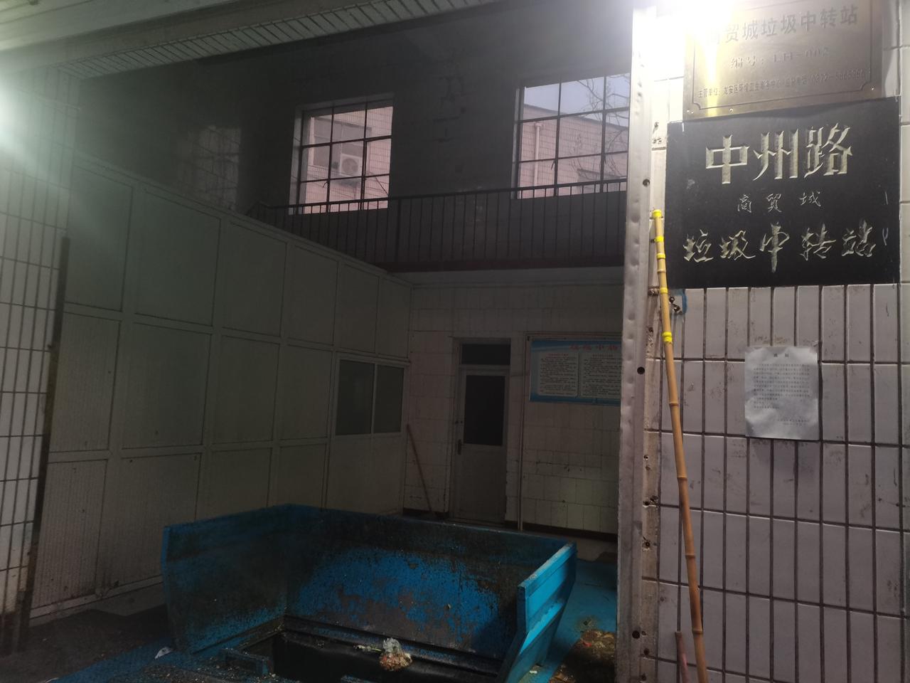 起早贪黑的"城市美容师"
一一"新春走基层"活动随手拍（1）