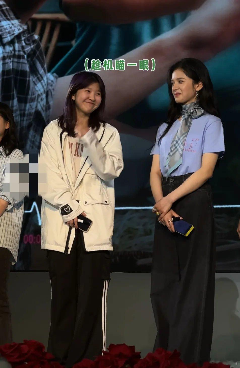张婧仪旁边的女孩已经够好看了，个子高挑，长相甜美，虽然妆容很素，穿搭很素，但也能