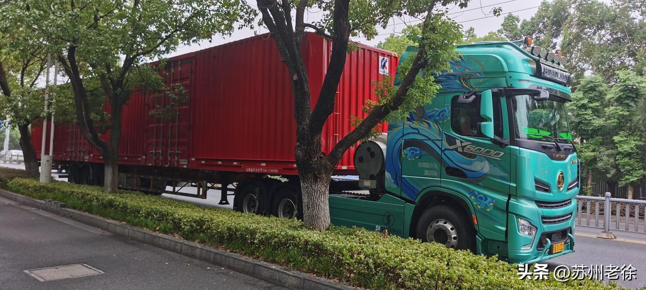懂行的来说说，大卡车驾驶后面这大罐子里装的是个啥宝贝？是燃油还是燃气?