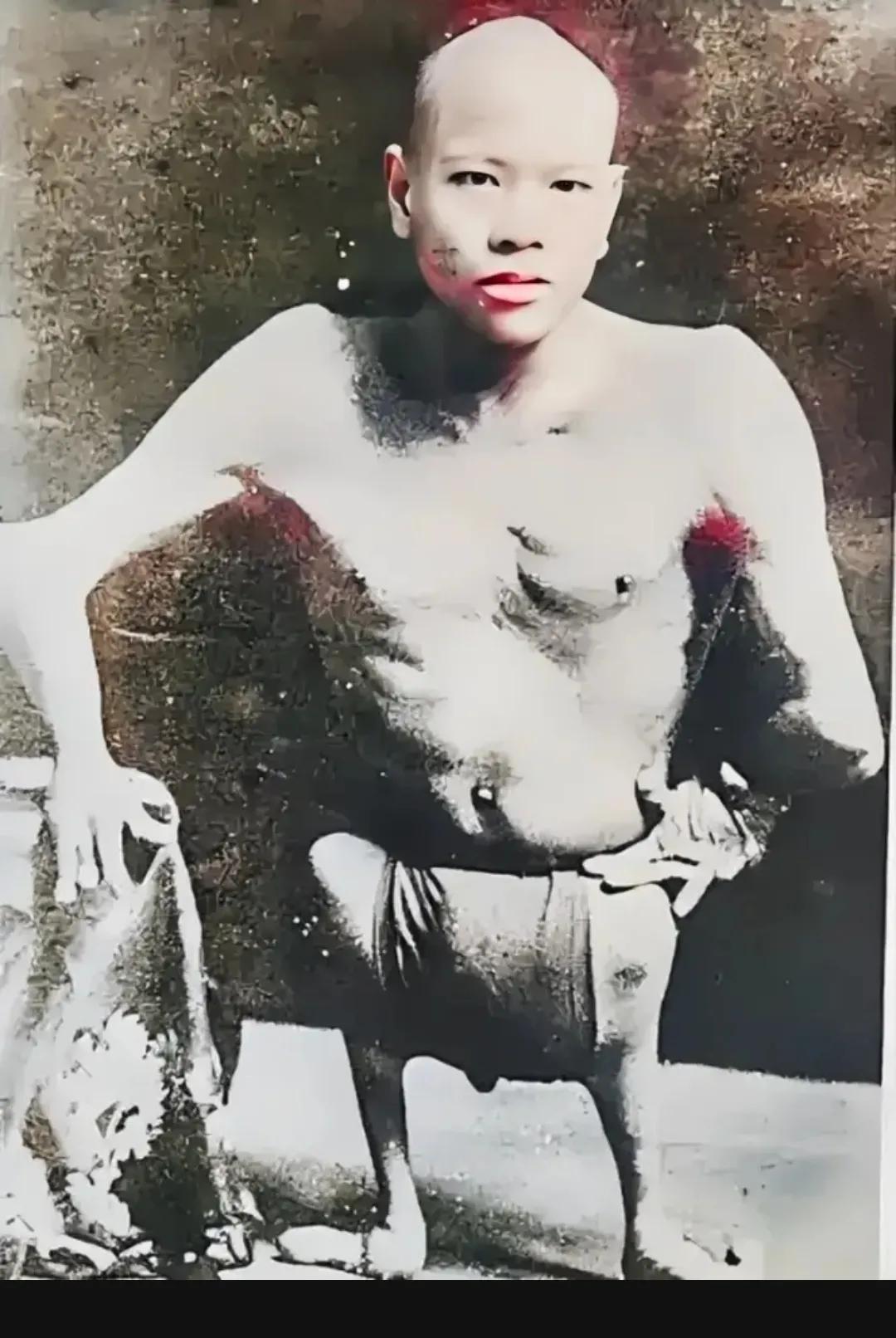 1920年，北平街头，一名男子留下的照片，镜头中的他，四肢看起来非常不协调，看起