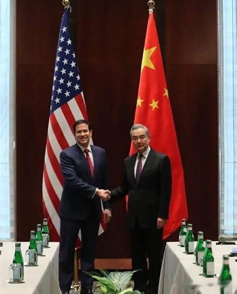 鲁比奥也是挺忙的！

刚与王毅外长完成中美会谈，随后又来了一场三方会议，还要一个
