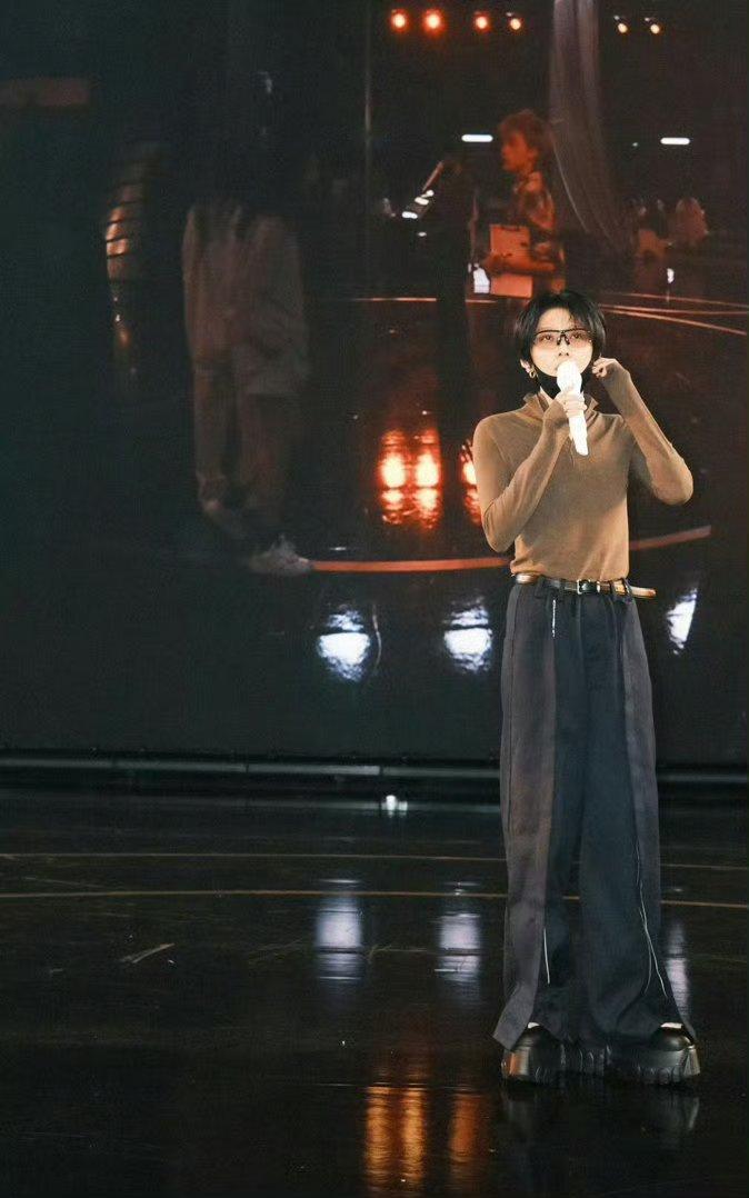 微博电影之夜五个节目中刘雨昕唯一独唱并压轴舞台《原来那个人》