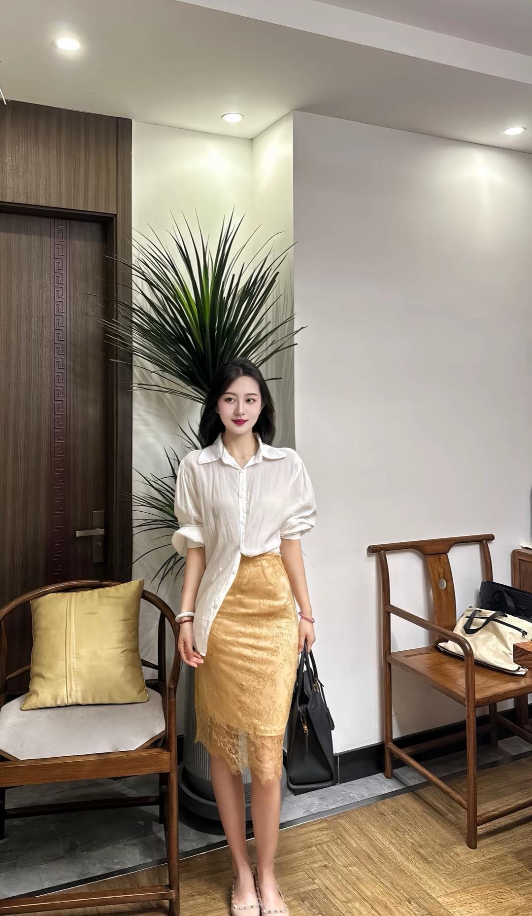优雅穿搭指南：白色衬衫+金色半身裙，时尚又迷人！