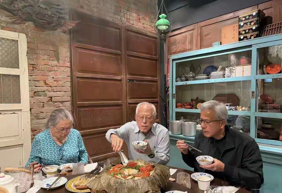 黄仁勋这么有钱为啥他的父母亲还过着这么简朴的生活 