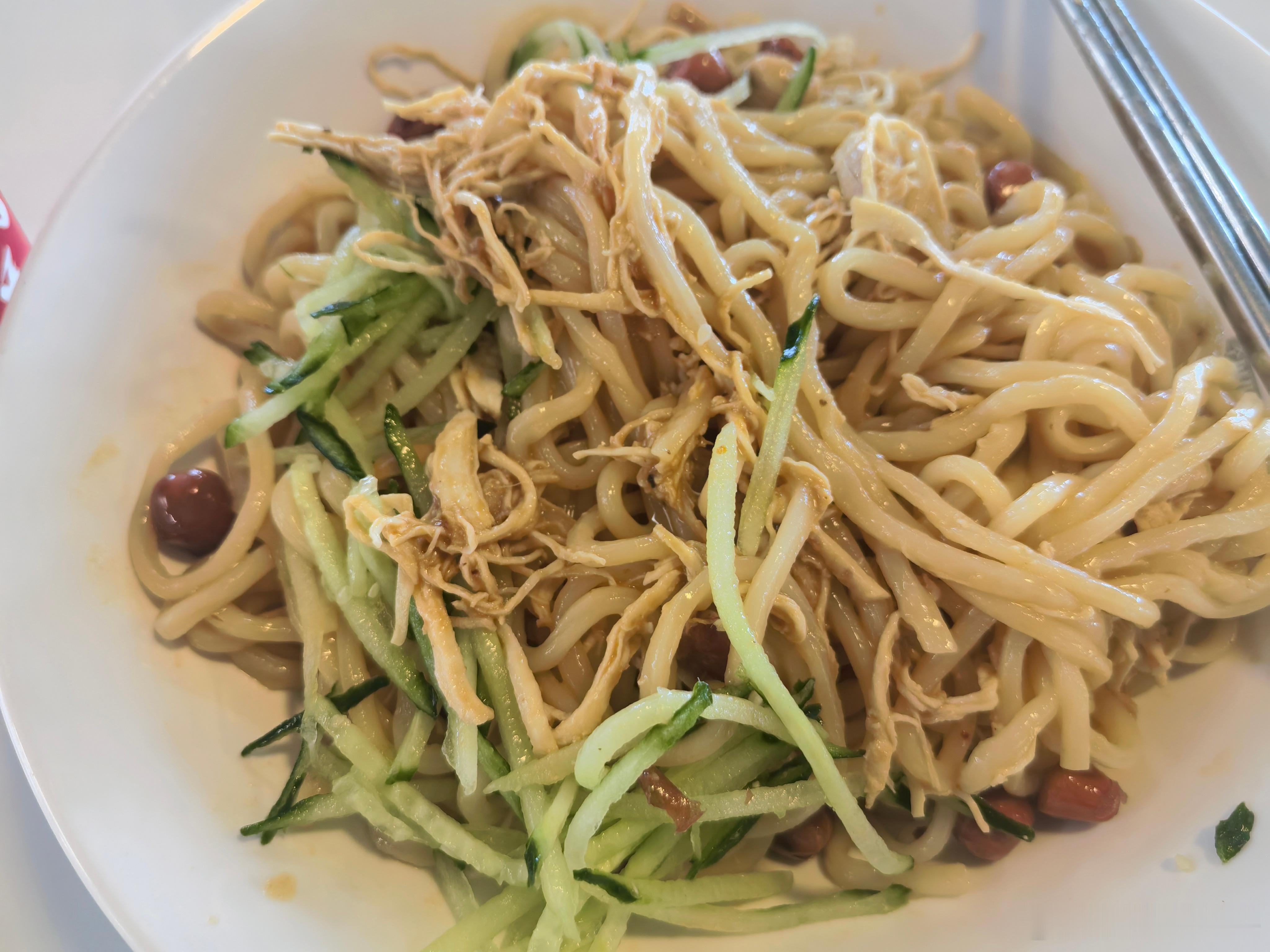 人对吃都是有执念的今天就想吃面，这是中午食堂的麻酱鸡丝拌面～（等下晚上还是吃面我