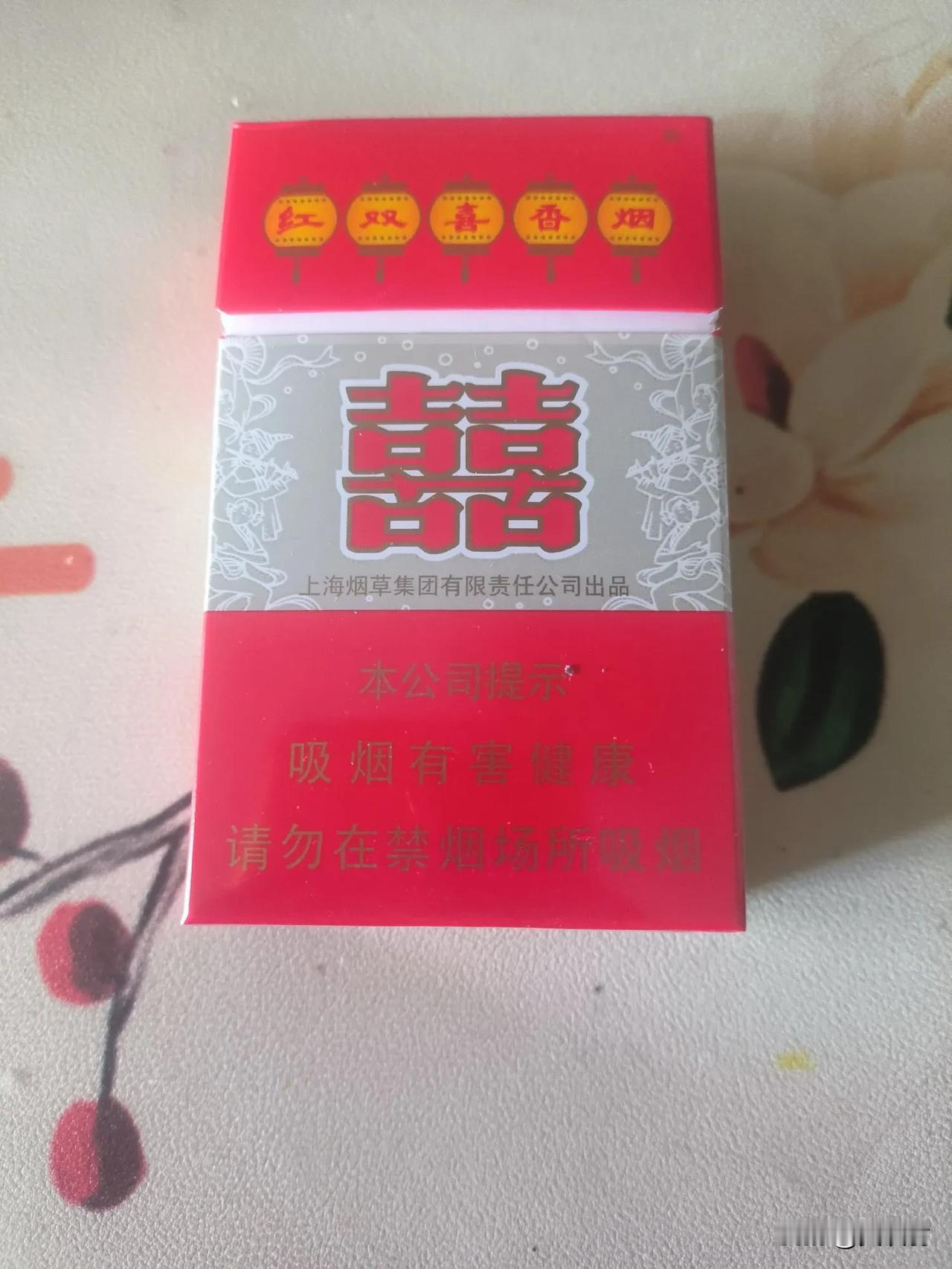 有没有发觉？
今天到小店了去买条烟，说卖完了，要等到周五才有。于是与店里的小李就