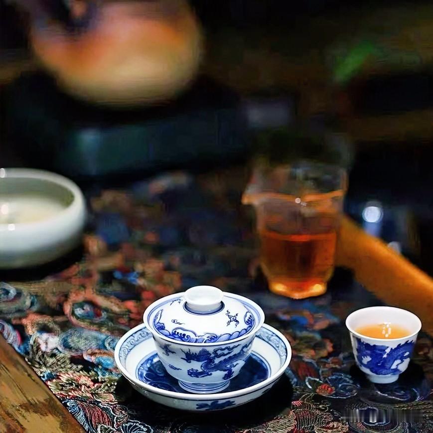 《天道茶心·水调歌头体》
静待水初沸，茶展翠痕娇。世人多慕浮华色，岂识真如待煎熬