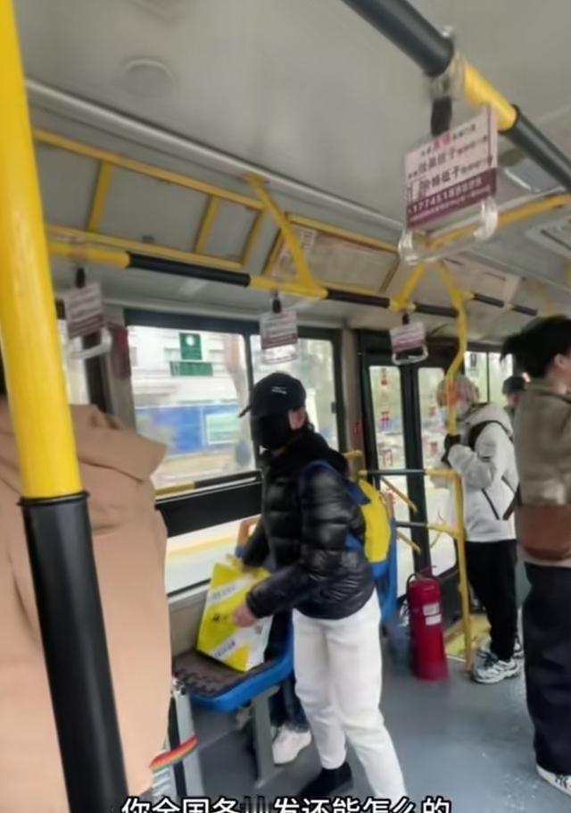 哈尔滨一公交上俩老人用行李占座还不让坐，被拍视频。老太太直接放话“我就不要脸，老