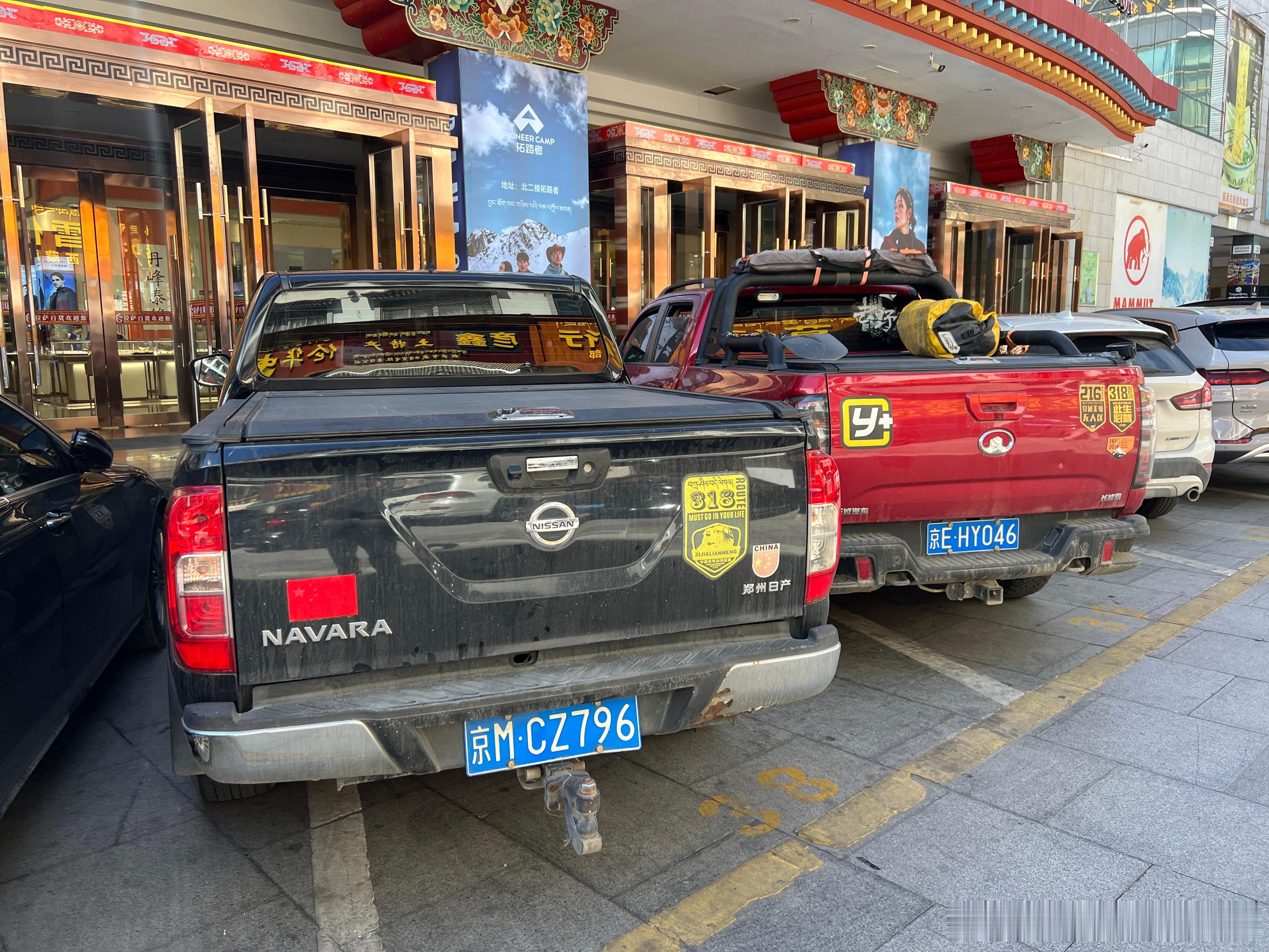 说来也巧今天在八廓街附近为数不多的停车场在停车场为数不多的车位里隔壁就遇到了为数