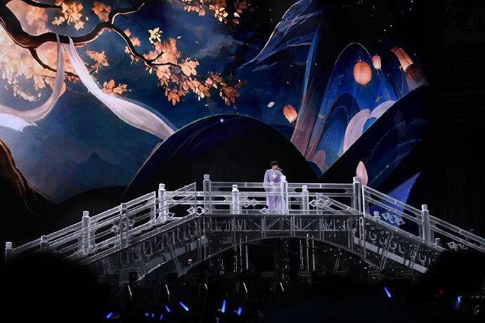周深贵阳开场3分钟烟花秀周深修星星的人烟花版 周深回到贵阳开唱，开场烟花秀直接炸