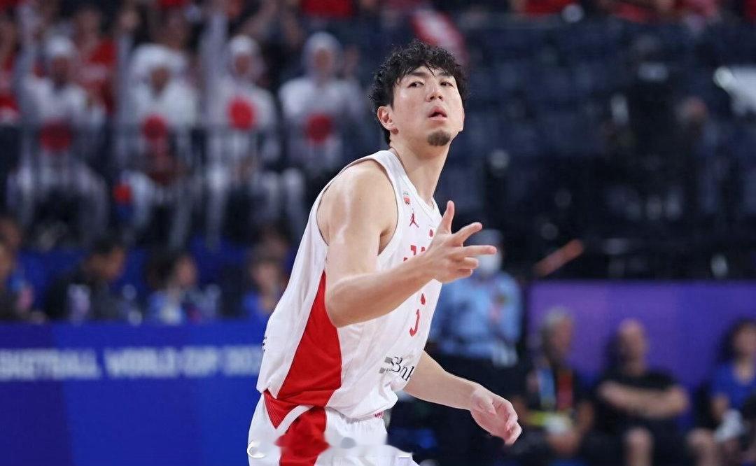 日本这个后卫也挺可疑的，已经宣布从国家队退役两年了，37岁高龄突然回到国家队还生