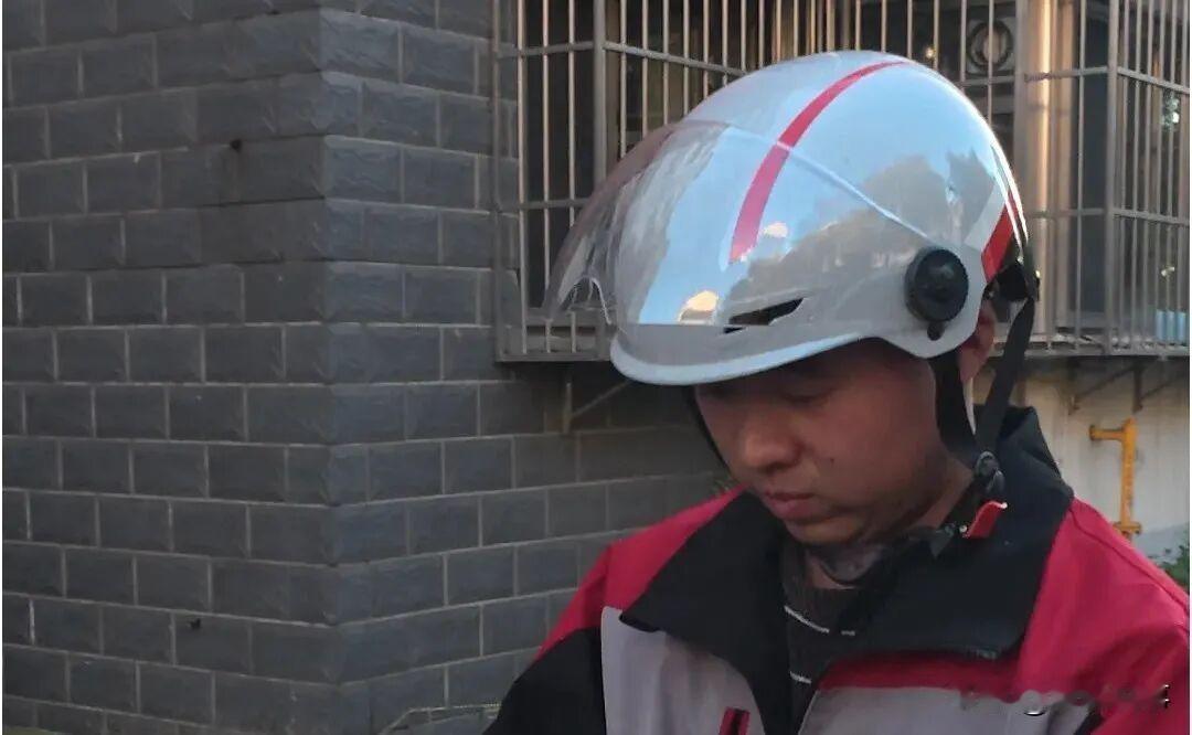 近日，天津快递小哥武照正以一种巧妙的方式将包裹“荡”入客户院内，既避免了阻挡大门