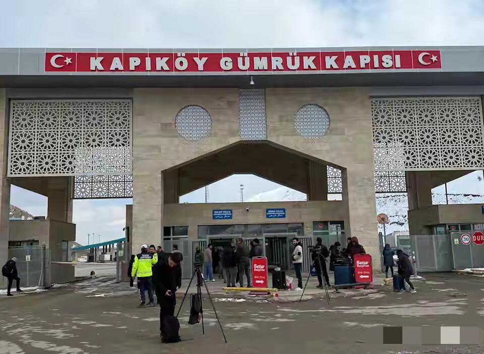 战争爆发后，土耳其为伊朗人开放了三个撤离通道￼￼￼，开放后，土方一度严阵以待，害