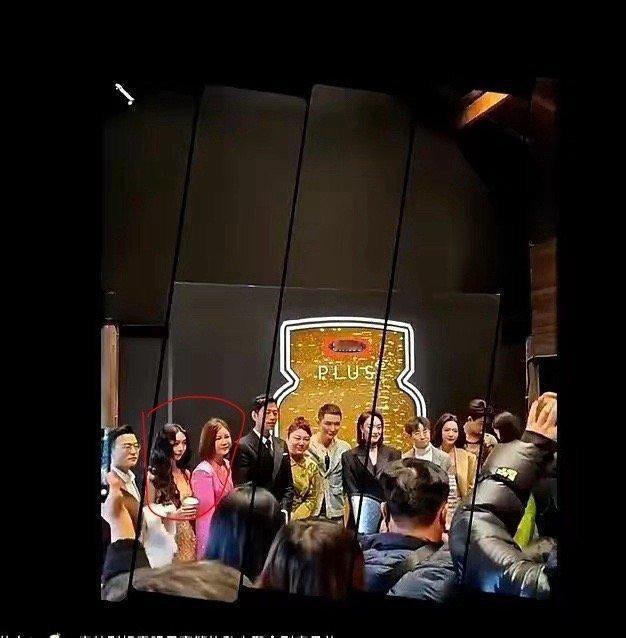 易梦玲也拍了合照，结果被截掉了，娱乐圈的名利场… ​​​