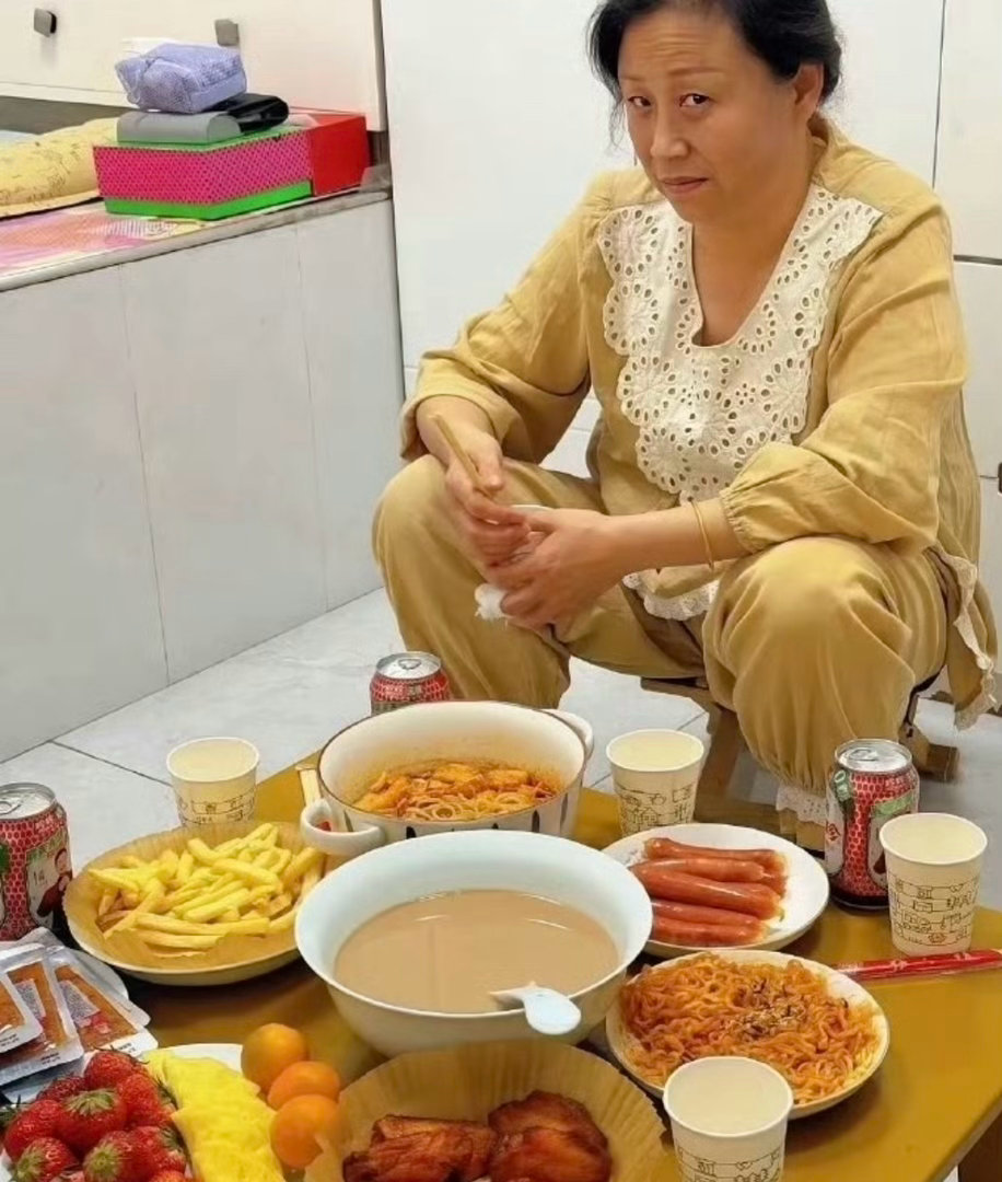 网友们提供：现在孩子给妈妈准备盛宴，妈妈一脸嫌弃，阿姨这个表情，简直复刻我妈看见