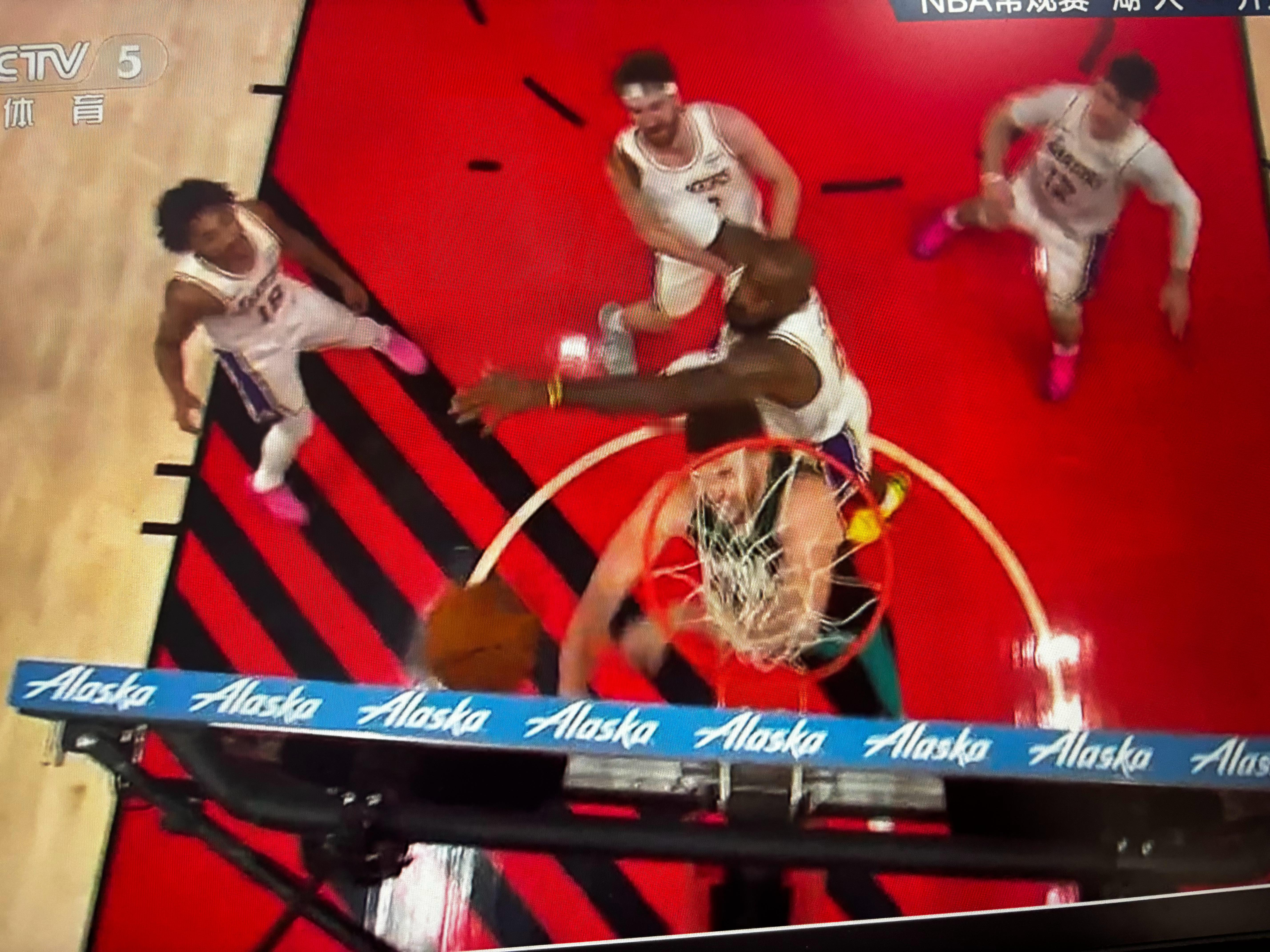 詹姆斯盖克林根这球，明显是奔球去的啊，普通犯规没毛病，但是这也升级，有点过分啊。