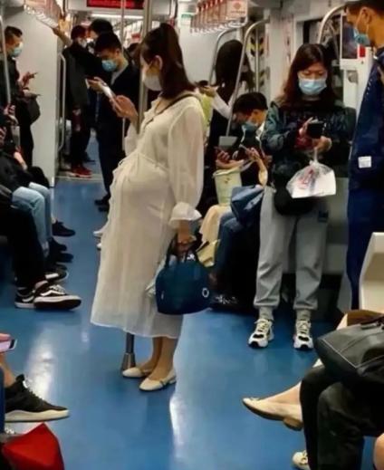 孕妇蹲下五站没人让座，

全车低头刷手机，

她到底该不该开口？

上海地铁9号