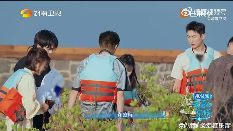 张家齐穿了王鹤棣的拖鞋亲爱的客栈教养与温柔并存，王鹤棣让拖鞋给张家齐这波太圈粉 