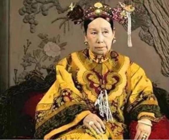 1900年，慈禧狼狈逃窜至山西首富乔家，临行时，慈禧让乔家借她10万两，乔致庸扑