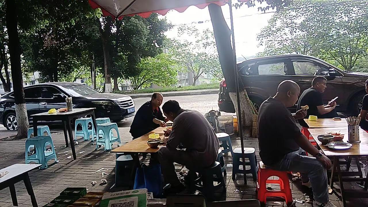 人活到某个阶段就会明白庄子说的那句话，独与天地，精神往来，风吹到哪里都能安放好自