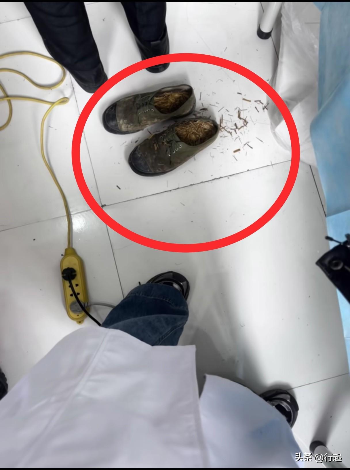 看哭了。贵州某医院的医护人员给老年人体检，其中一位老爷爷躺在床上时，他脱下来放在