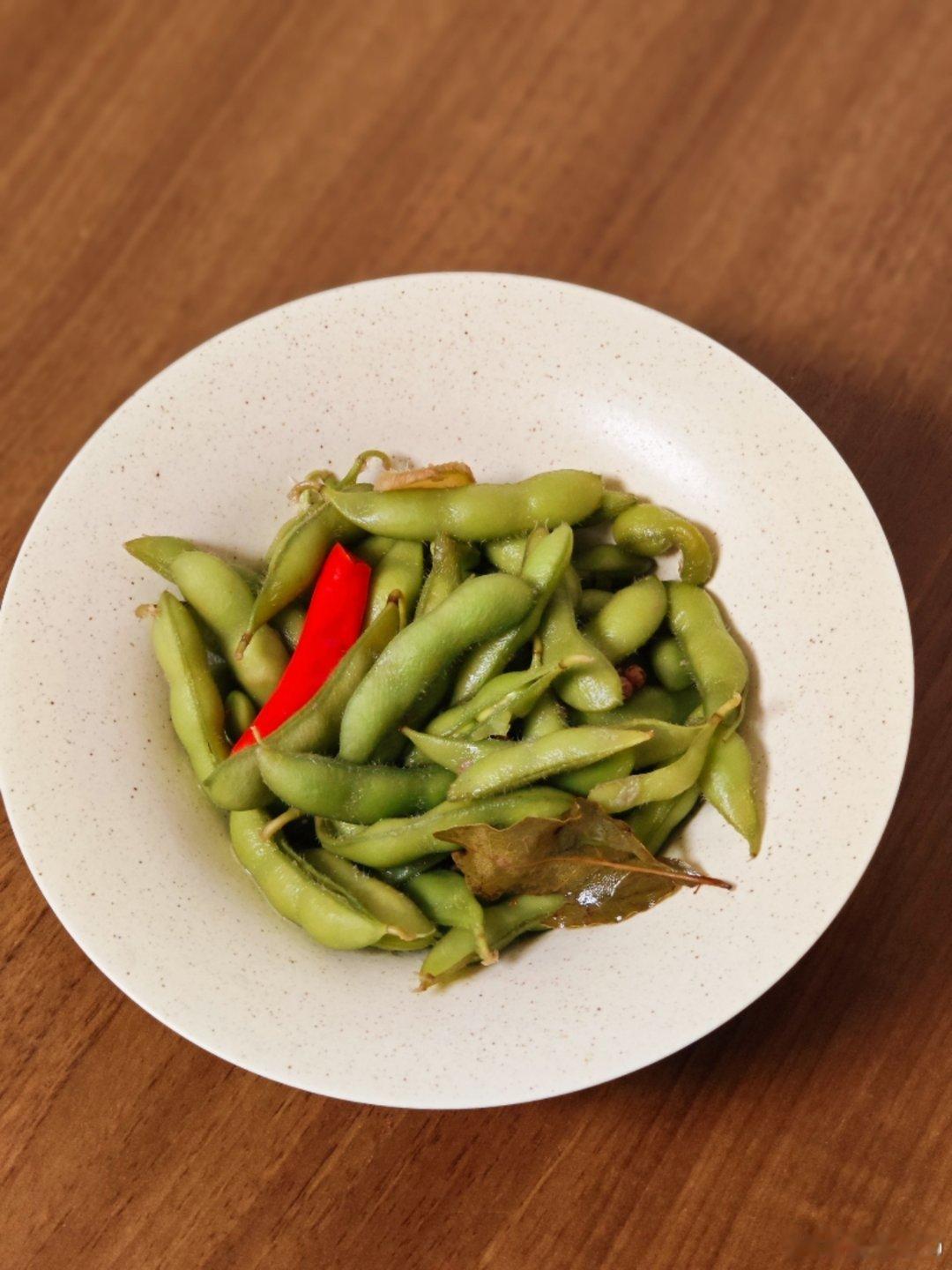 确实没什么食欲，就煮了点毛豆吃现在好了吃开胃了今天先煮的卤水，水里加盐八角花椒桂