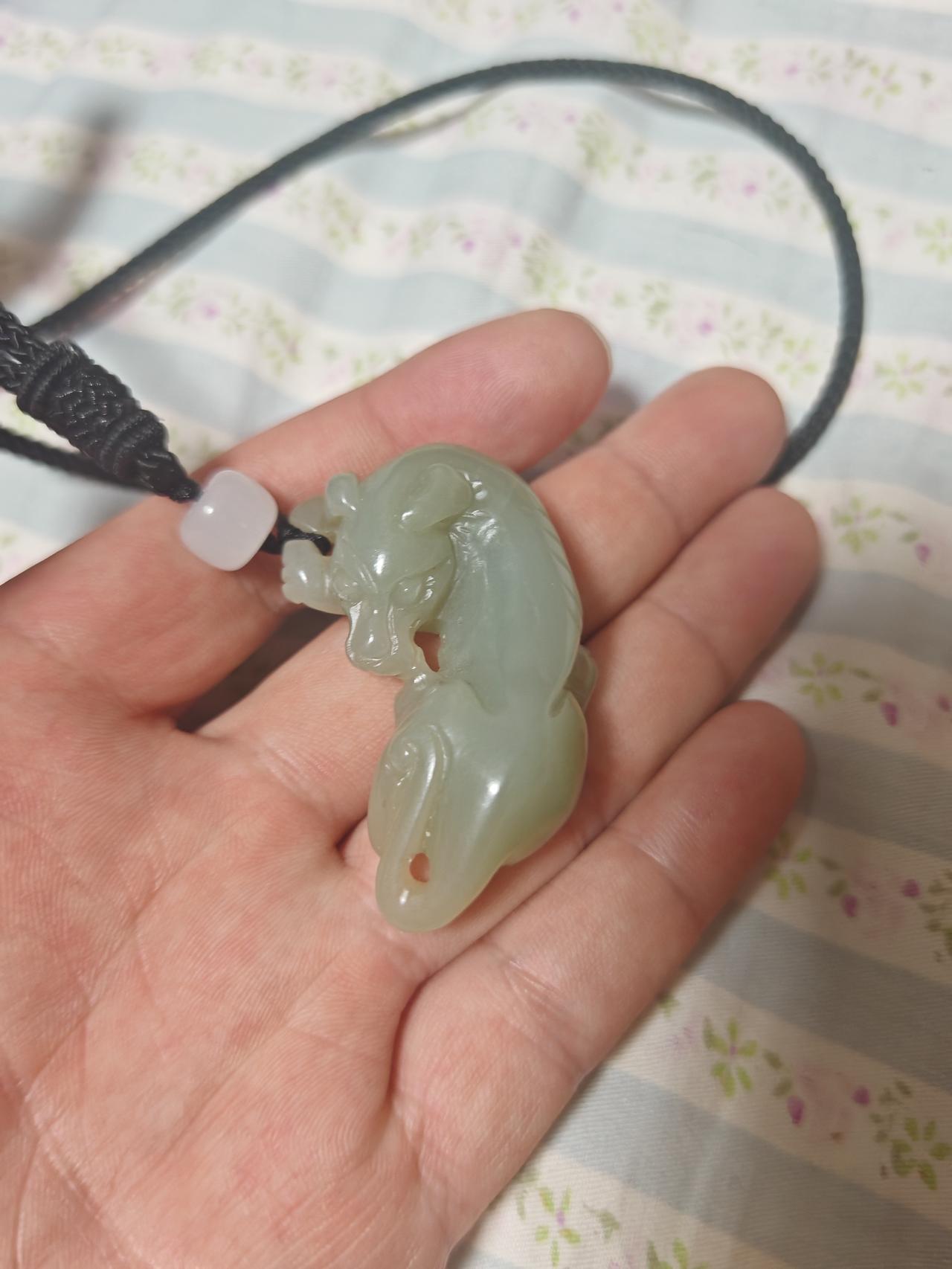 你喜欢佩戴玉石吗？是不是人到了一定的年龄，都喜欢盘盘核桃，带带石头，养养花草，玩