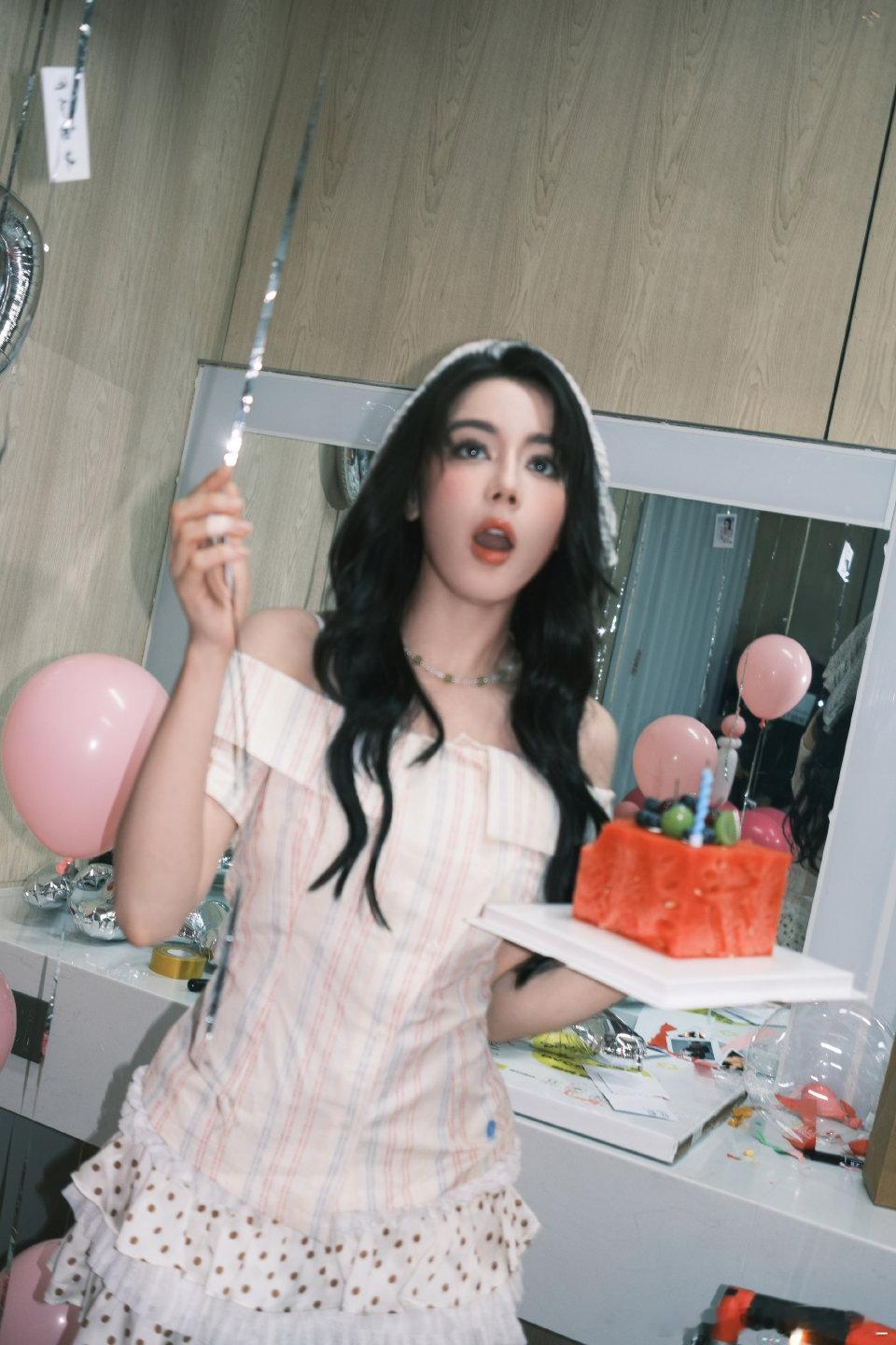 西瓜被迪迪偷吃了