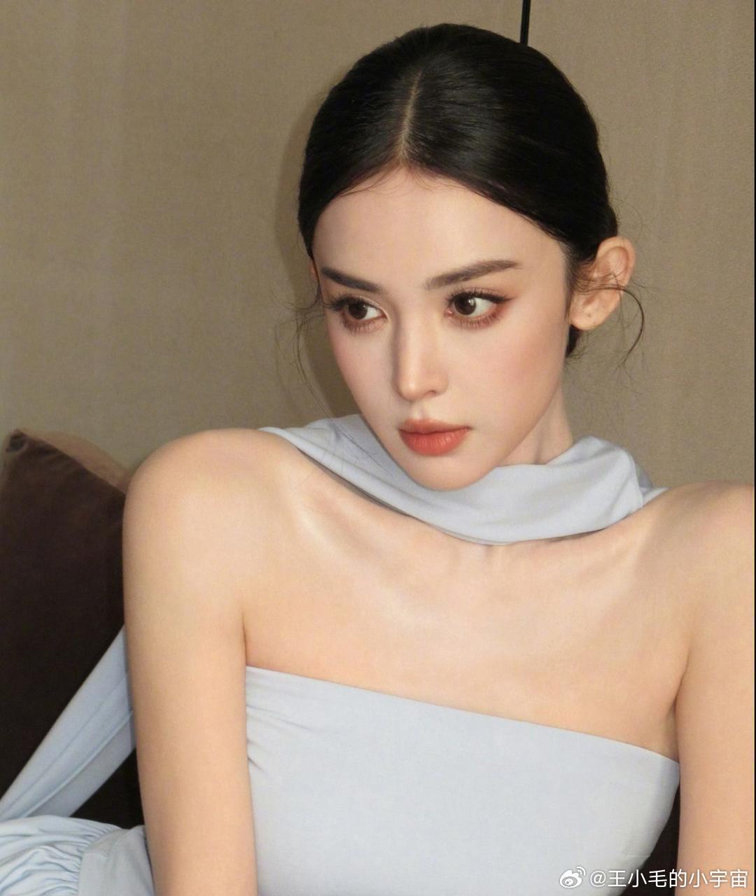 1. 古力娜扎平时很舍得花时间护肤，在保养方面也挺有心得。感觉她要是出本美容日记