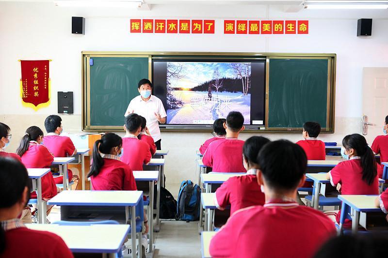 又到开学季，刷到好多同行在朋友圈哀嚎“失眠了”“崩溃了”，我实在理解不了。

我