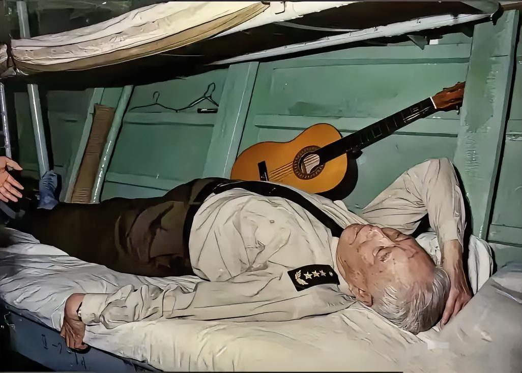 这是1993年，79岁的张震上将来到南海舰队舰艇潮湿闷热的水兵舱，他要亲自躺在水